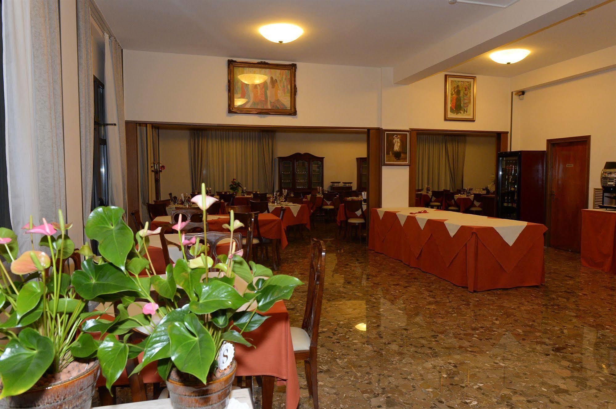 פסקיארה דל גארדה Hotel San Benedetto מראה חיצוני תמונה